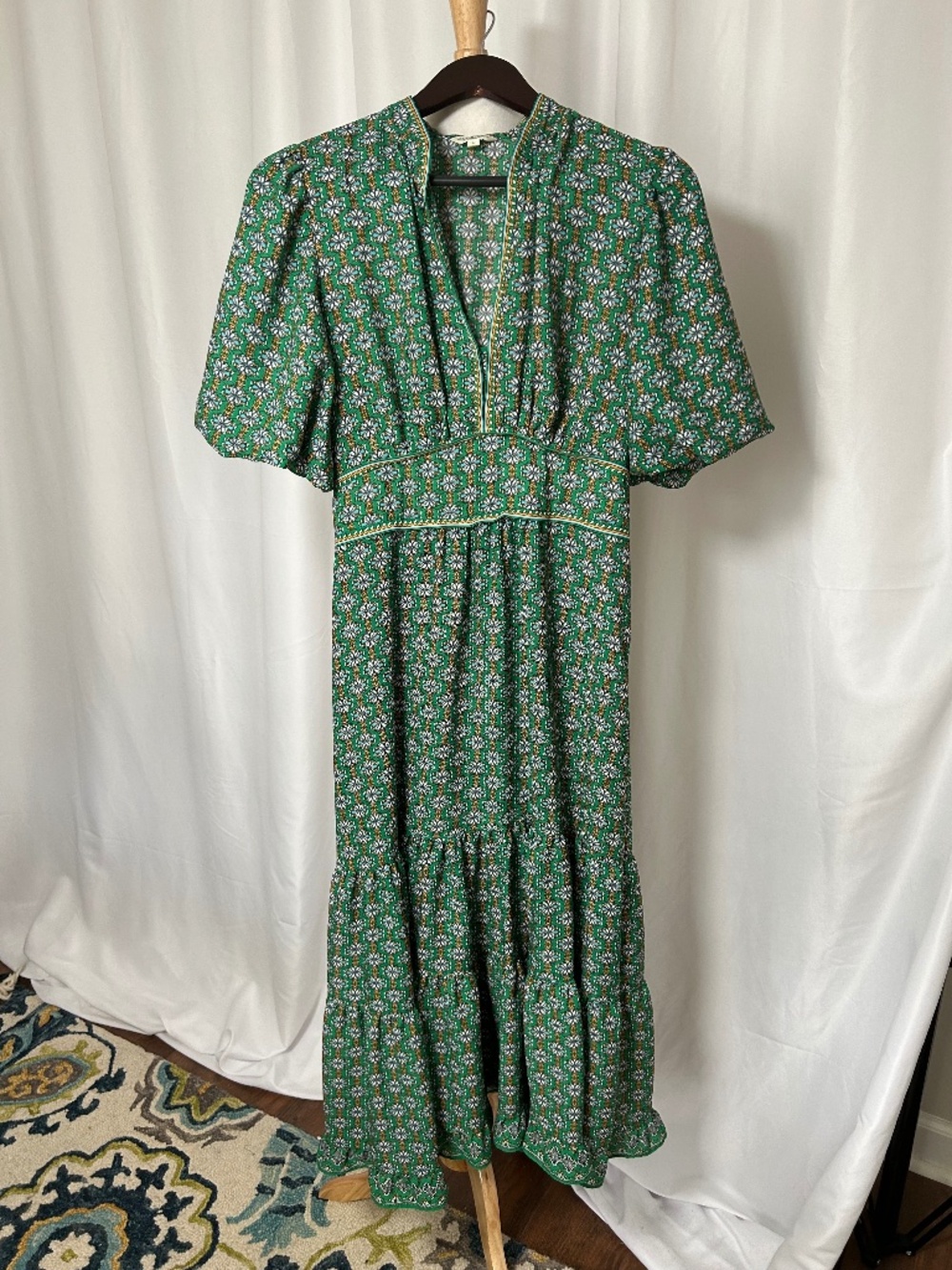 GREEN FLORAL MAXI DRESS BY MAX STUDIO WITH A TIERED SKIRT - SIZE LARGE